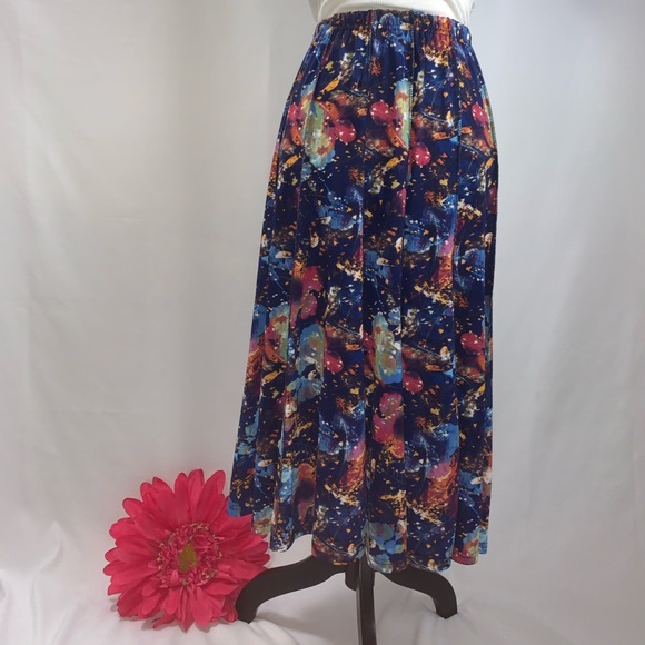 3/$10🙌 Fun & Bold Patterned Skirt - Medium - Picture 1 of 4